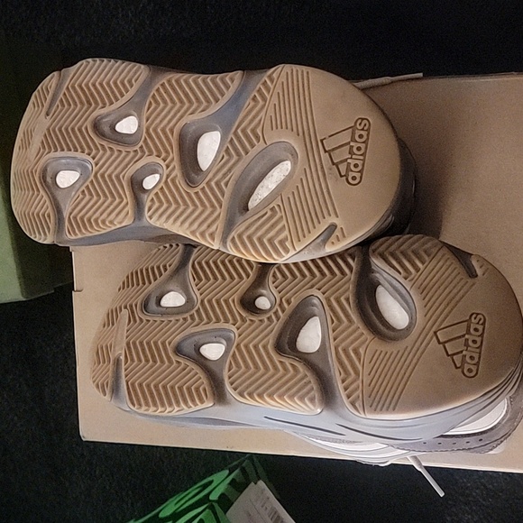 YEEZY BOOST 700 V2 Size 10.5 - Picture 6 of 8